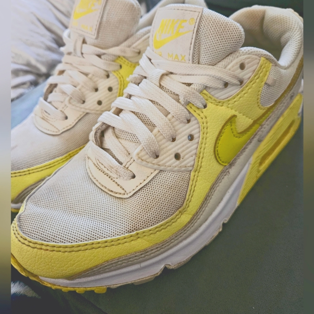 Nike Air Max 90 SE, Size 7.5, Yellow and White